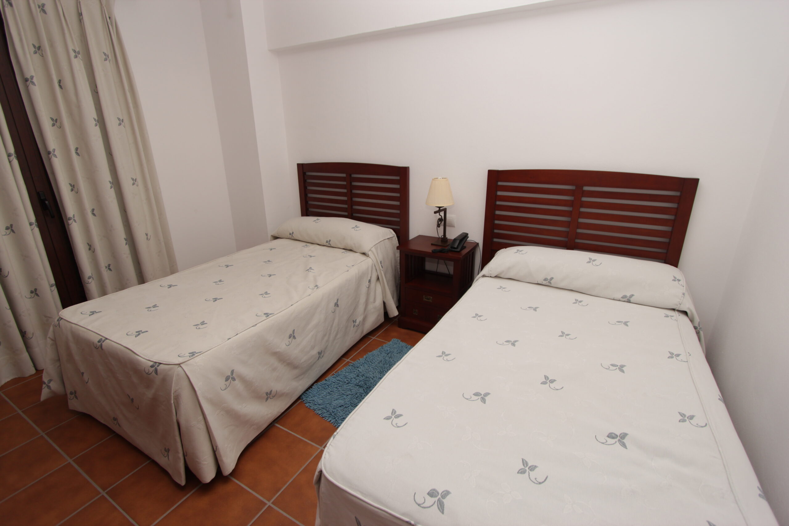 Habitación con 2 camas individuales de uno de los apartamentos rurales