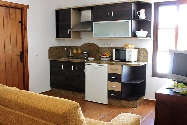 Cocina amueblada de uno de los apartamentos