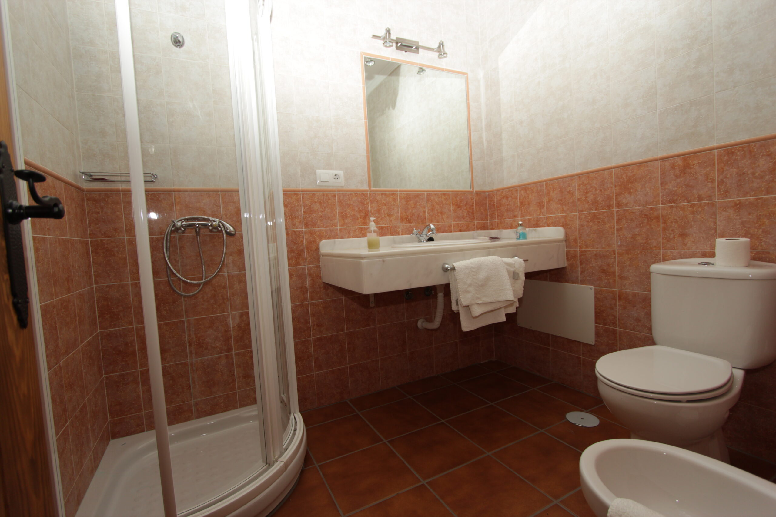 Baño amueblado con toalla de uno de los apartamentos rurales