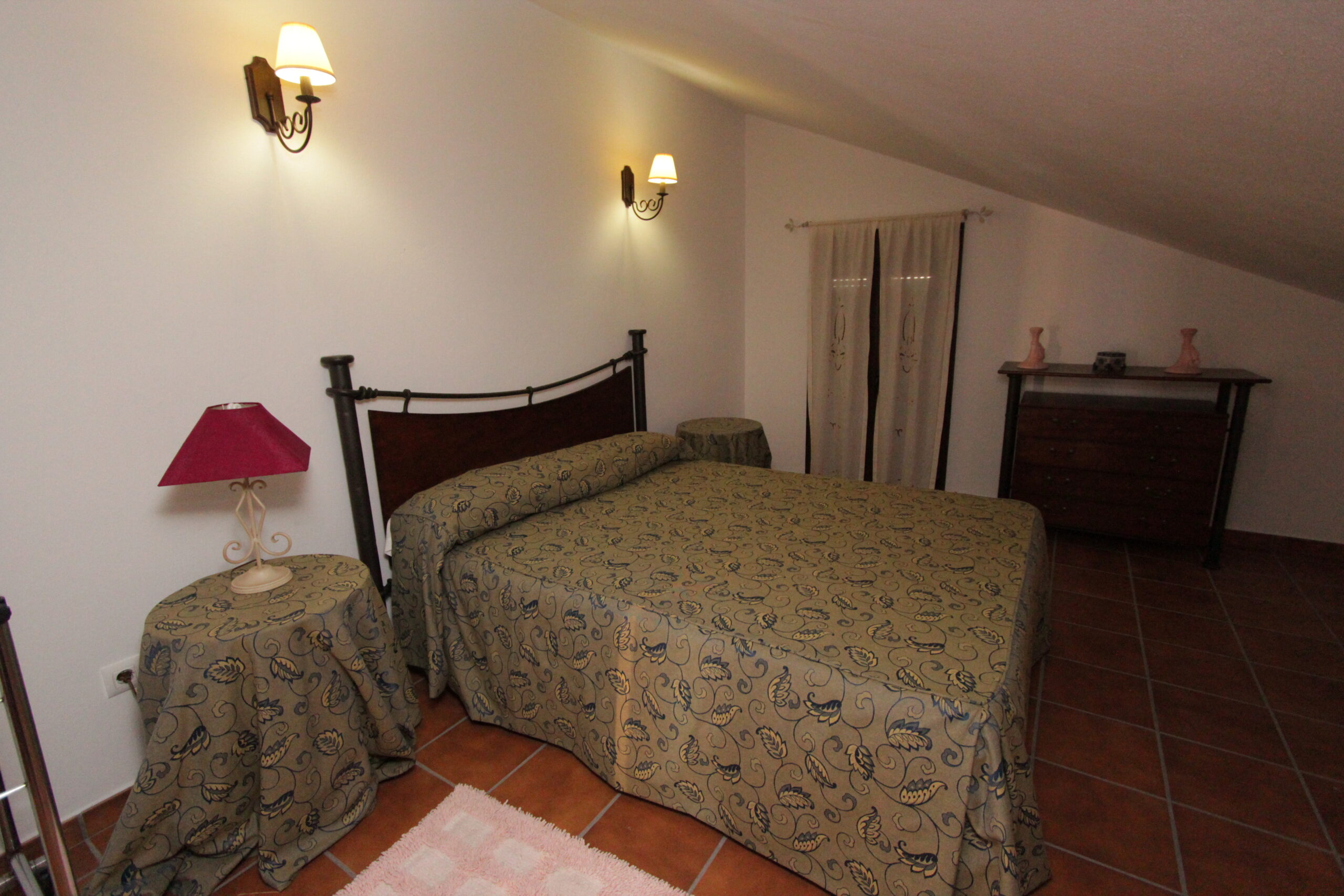 Habitación con cama doble de uno de los apartamentos rurales