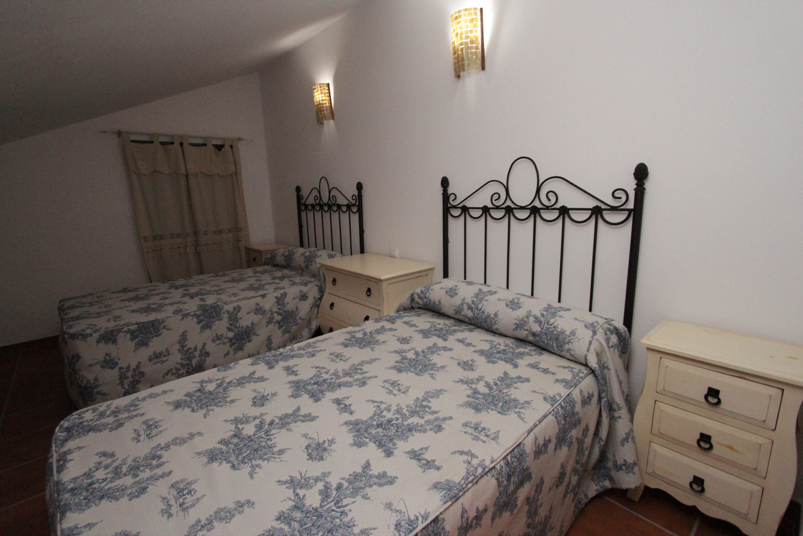 Habitación con dos camas individuales de uno de los apartamentos rurales